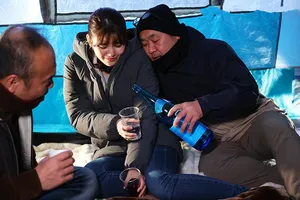 Người chồng ngu ngục để vợ yêu đi cắm trại với của quý xóm