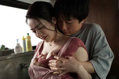 Cậu con trai ở nhà đụ mẹ kế trong khi bố đã đi bàn việc làm ăn xa