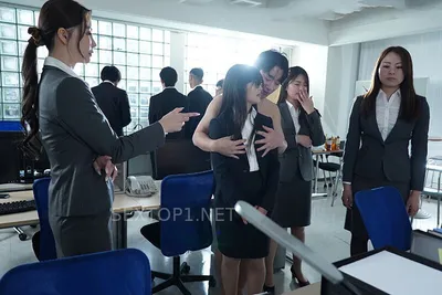 Chiếc thẻ đen dừng thời gian, thanh niên có được ước mơ của bao dâm thủ