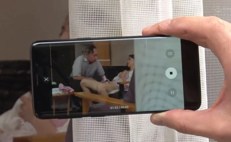 Bạn gái của con trai gian díu với bố người chồng bị gã tiền bối khu phố phát hiện