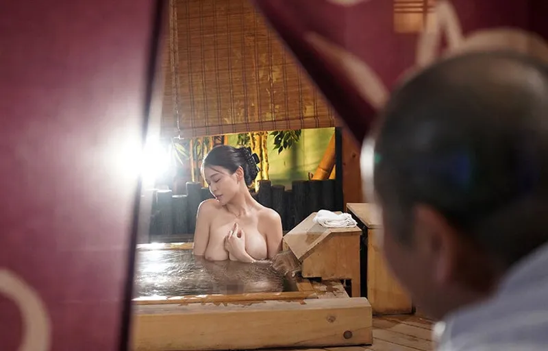Người tình của con trai bị bố người chồng nhìn trộm khi đang tắm rồi chịch đến mang thai