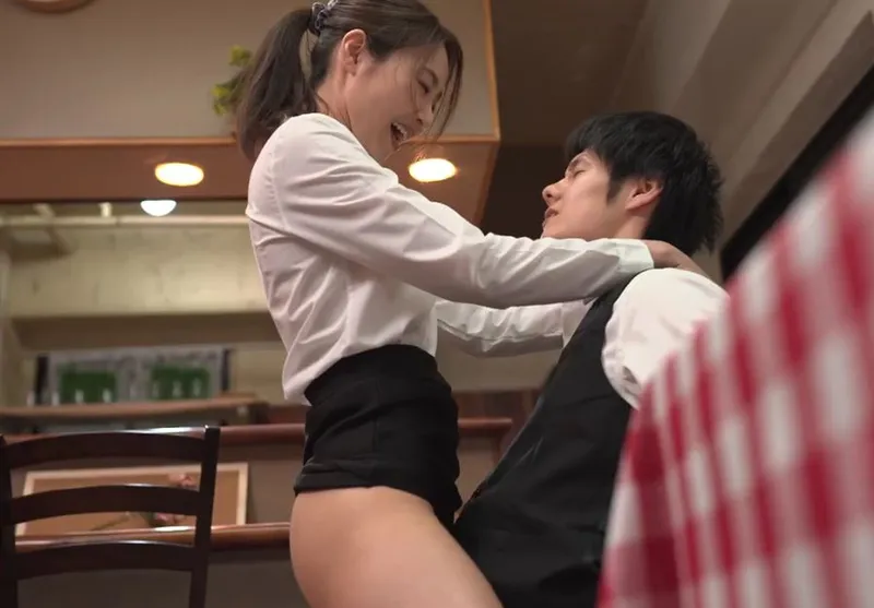 Cậu trai trẻ trả bài cô nhân viên nữ có chồng nhưng ông xã “yếu”